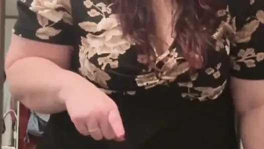 Mengendum dan menggambarkan kentut pantat bau yang intens