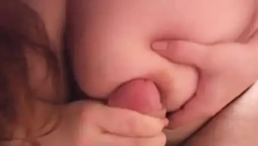 Gadis nakal semok ini lagi asik ngentot toket aduhainya