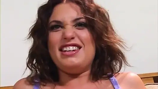 Güzel memeli seksi orta yaşlı seksi kadın biniyor ve büyük yarakla ağzına boşaltıyor