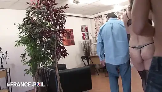 Azgın fahişe götten yumrukla sikiliyor