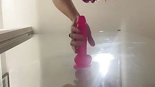 Une fille de plus de 50 ans dans la salle de bain avec ses jouets
