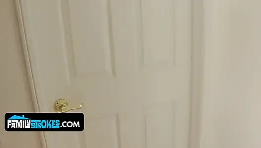 Adik tiri polos rambut pirang velvet rain lagi nungging sama kontol besar abang tirinya sendiri