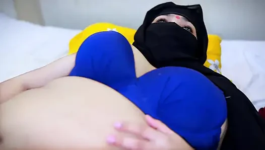 Tesettürlü Müslüman kız arkadaşım sabah erken saatlerde bana amcık yalama videosu gönderiyor