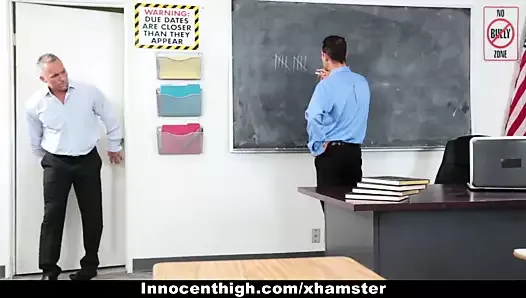 Innocenthigh-licealistka rucha się z obojgiem nauczycieli