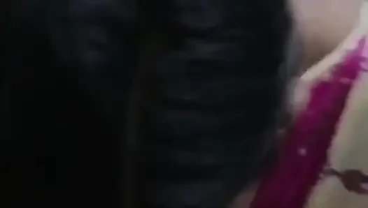 Sarili evli kadın dizlerine sakso çekiyor