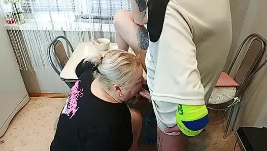 Sore hari, aku menyetubuhi tetanggaku di mulut di dapur dan muncrat