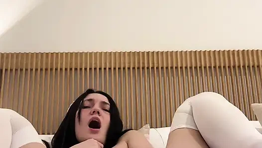 Тинка мастурбирует в домашнем видео