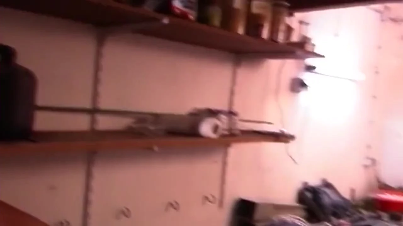 Olgun domme yumruk sokup delikanlının götünü derin ve sert sikiyor