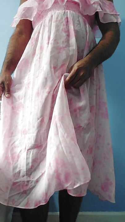 Es fühlt sich so geil an, in einem durchsichtigen Seiden-Chiffon-Kleid mit Blumenmuster zu masturbieren