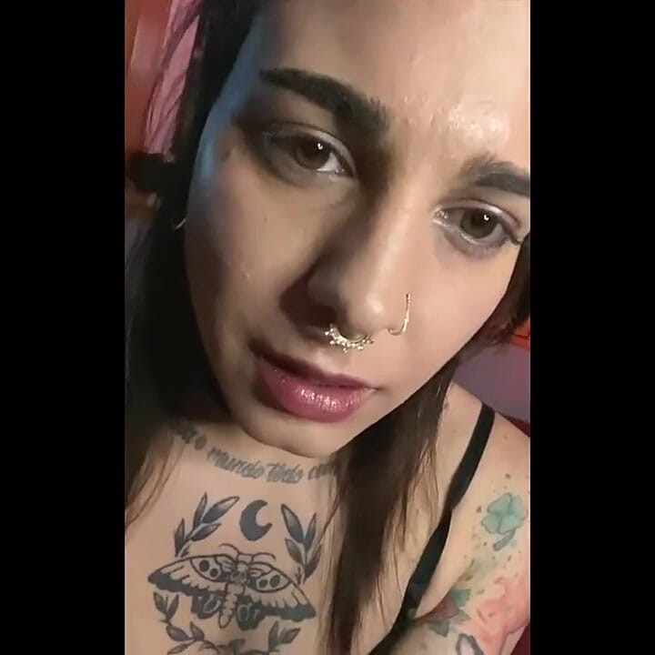 ขัดจังหวะแฟนหนุ่มที่กําลังดูเกมฟุตบอลเพื่อดูดควยใหญ่ของเขา