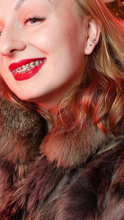 Kırmızı eldivenli seksi asmr