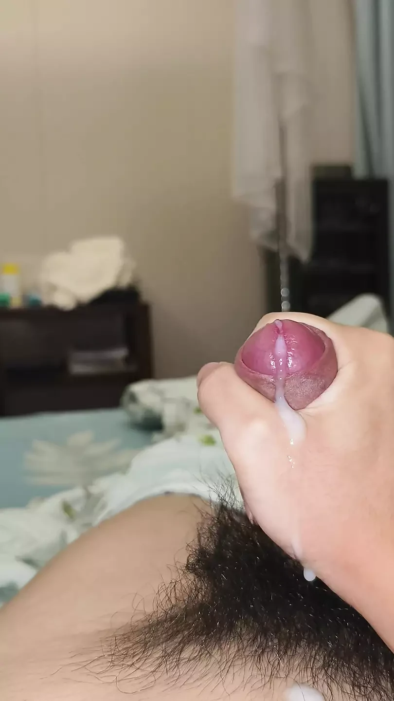 Zgârie în secret frenul pulii și ejaculează w în quilt