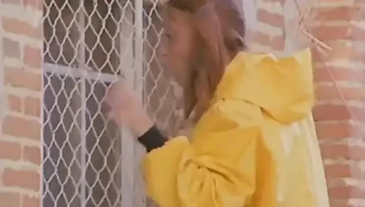 Даю горничной клизму