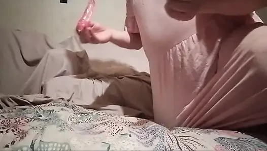 Kadın kılıklı pembe elbiseyle oynuyor