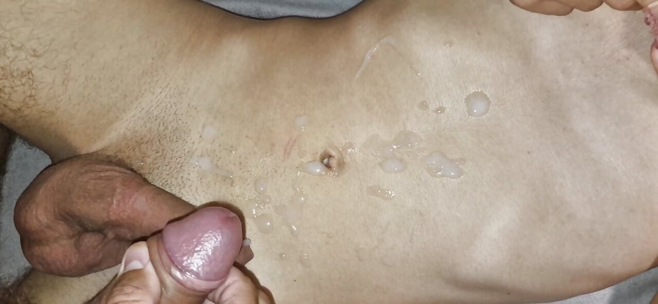 Một cái mông mỏng manh cưỡi con cu thèm khát của cha dượng để lấp đầy nó vào âm hộ với tinh dịch! Đụ nóng bỏng!