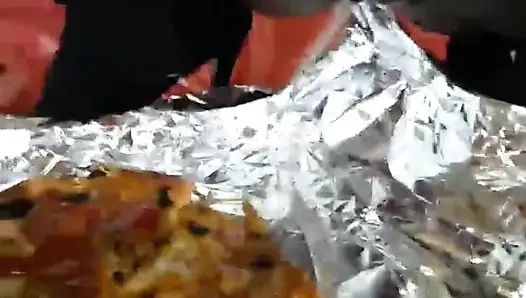 Yaramaz kız pizzanın üstüne işiyor