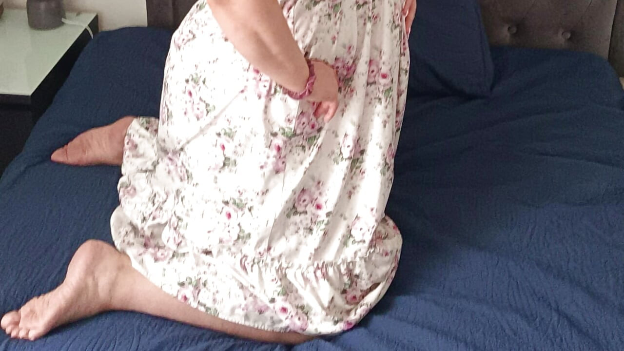 O mamă sexy cu curul real mare se dezbracă pentru iubitul de pulă mare și neagră. Joc obraznic interrasial.