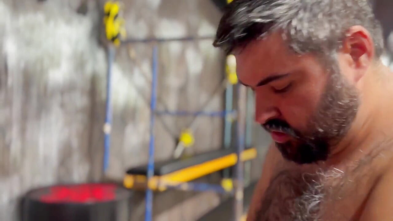 Muscle Cub Fucks His Bears