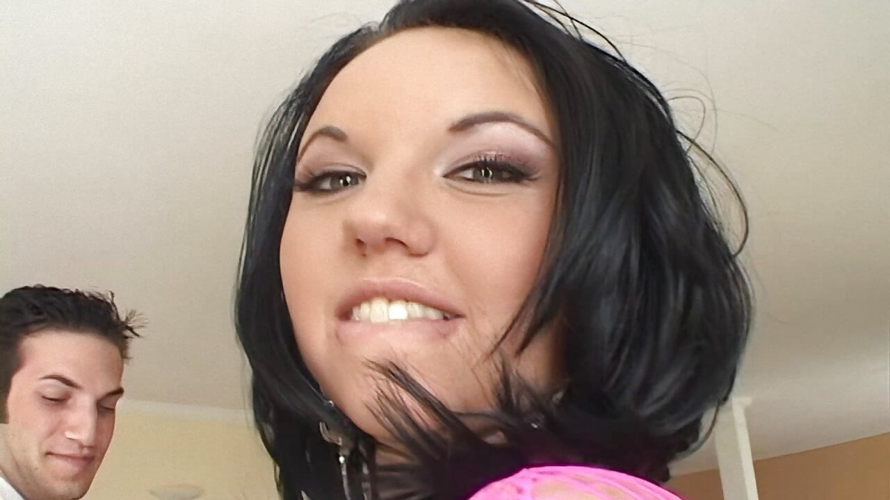 Sedutora morena gata gosta de dedilhado intenso e facial