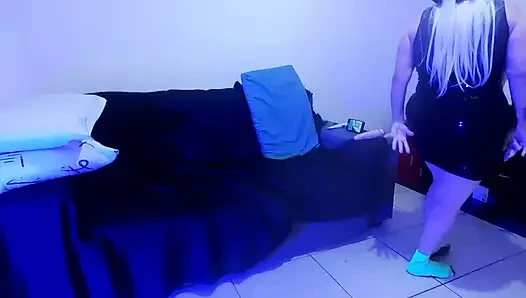 Er erklärte, dass die Brünette einen schönen Blowjob gibt.