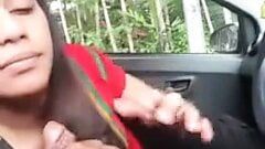 インド人の女の子が車の中で婚約者を吹く
