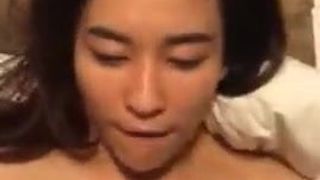 Une poupée asiatique se fait éjaculer dessus après avoir été bien baisée
