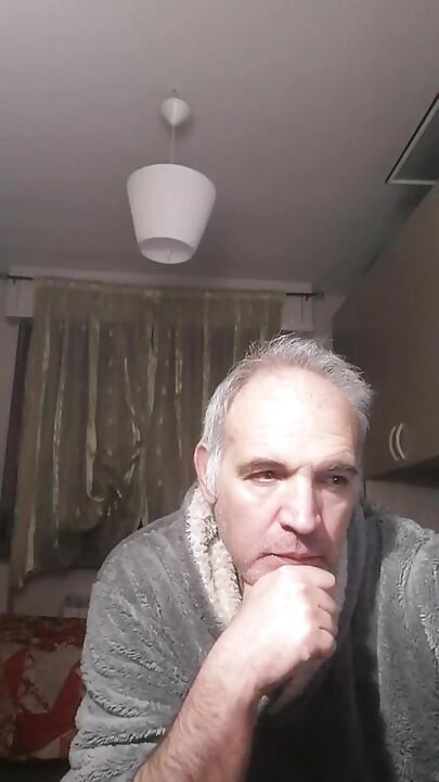 Mă simt de parcă îmi stropesc tot laptele fierbinte în gura ta