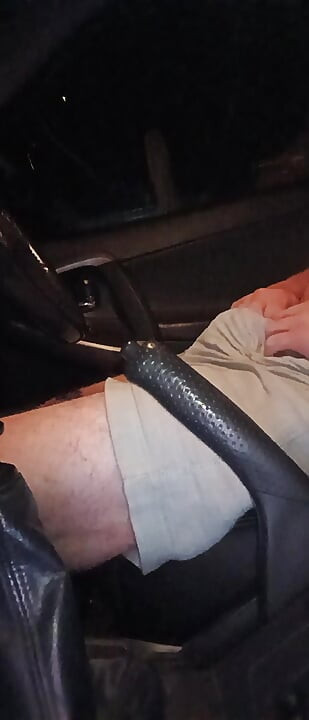 Svlékání a sperma v autě v noci