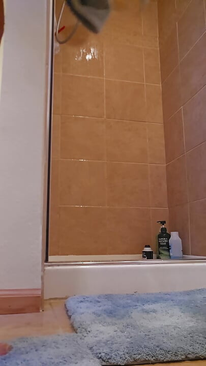 Udenfor skraldedag og derefter inde i brusebad.