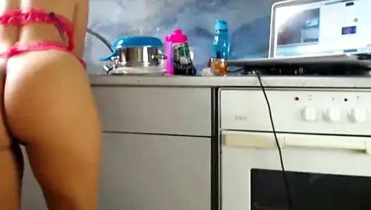 Mutfakta büyük fantezilerini keşfediyor | Cızırtılı bir twerk