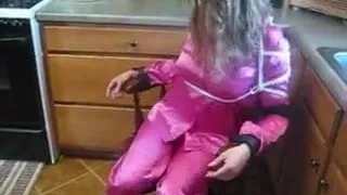 Pyjama en satin attaché à une chaise