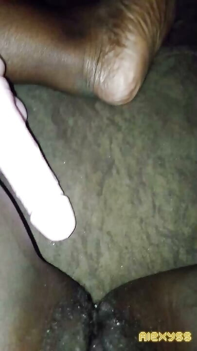 Esticando essa buceta com um dildo de 5 polegadas