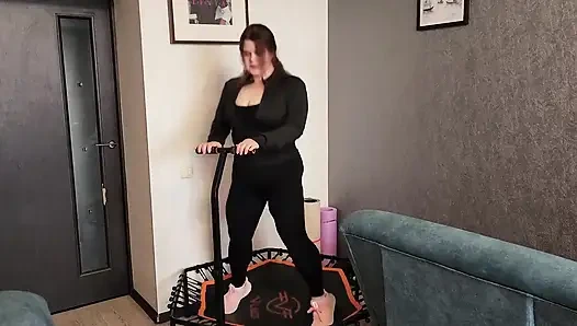 Горячая пухлая мачеха в тугих леггинсах на батуте получает жесткий член в рот и киску