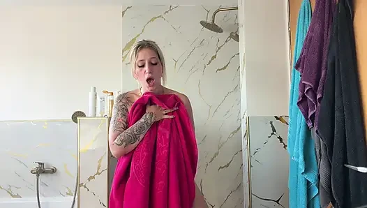 Pelacur pirang melihat mandi