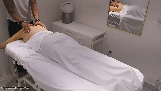 Betrügende ehefrau fickt den masseurin