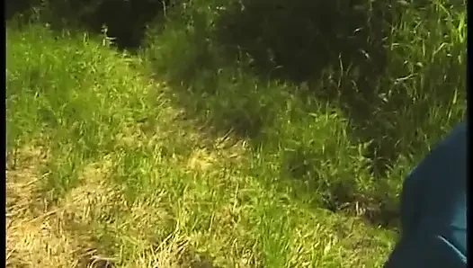 Kıllı sarışın olgun açık havada güzel vakit geçiriyor