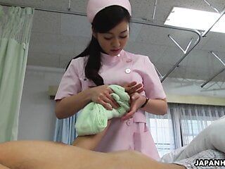 Die japanische Krankenschwester Maria Ono lutscht Schwanz, unzensiert