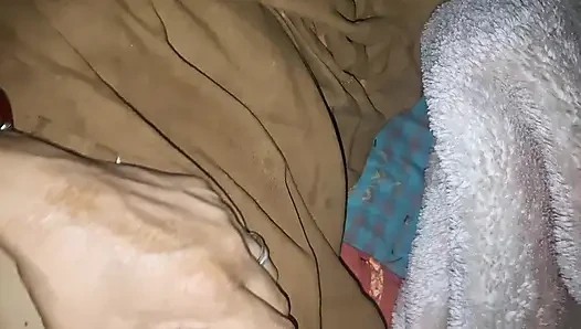 Büyük memeli kayınbiraderi kocasının arkadaşıyla sikişiyor. Seks videosu