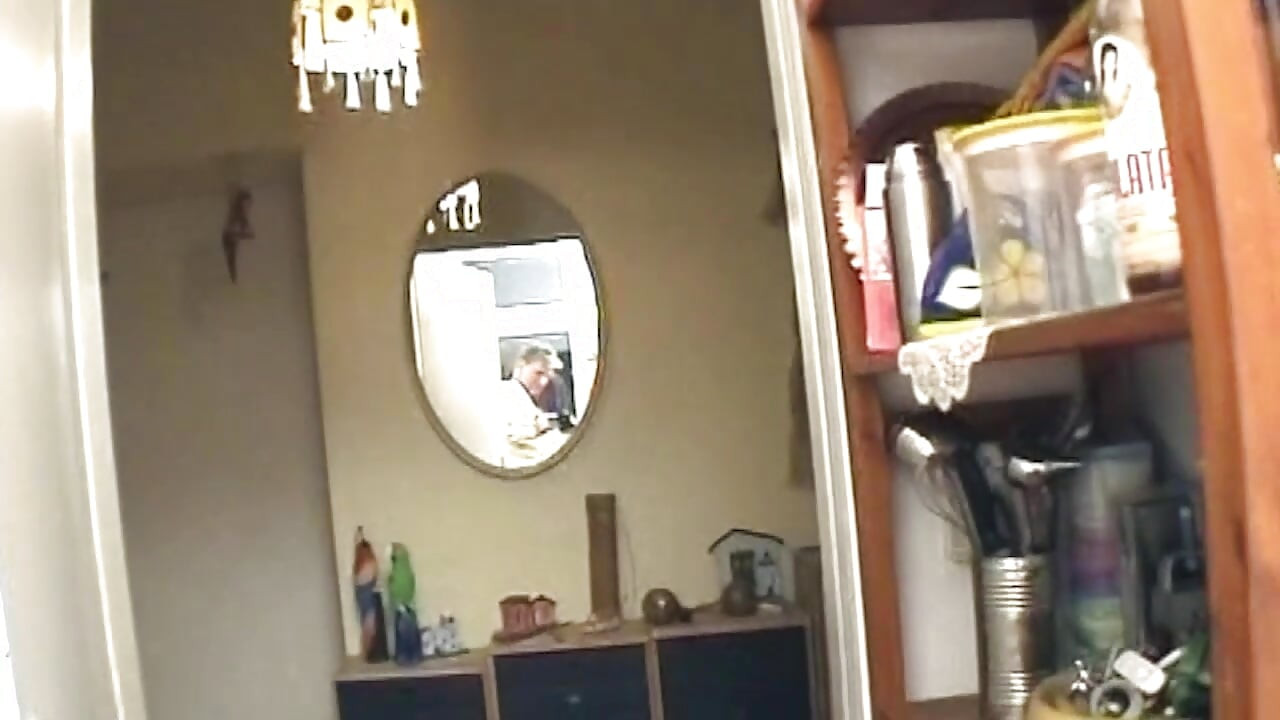 قضبان اصطناعية شقراء ناضجة تبلل كسها حتى تصل إلى النشوة