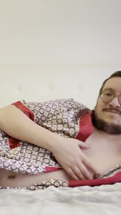 Jovem provocando você em roupão