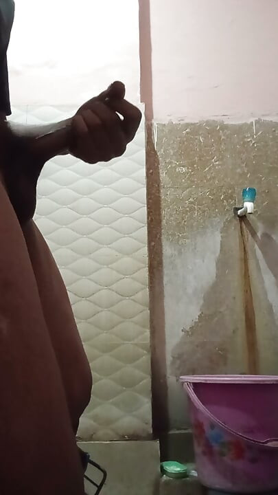 Mera Dost bathroom me ka kar hilaya