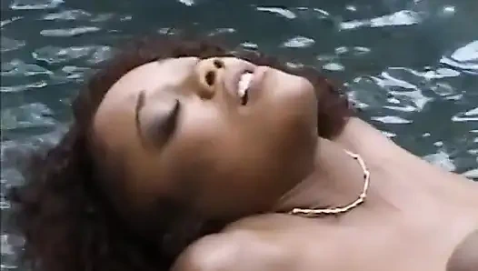 Zenci sürtük amını yalatıyor ve şelaleye karşı doğada sikiliyor