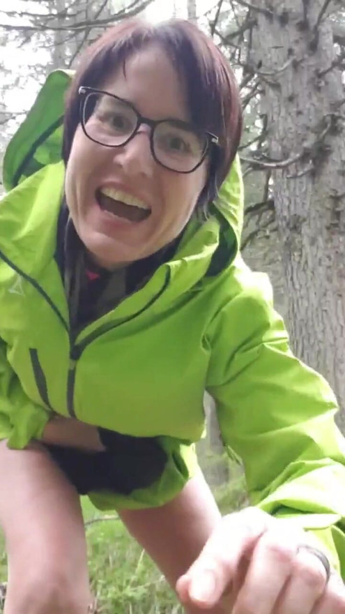 Milf Julie squirts in the woods | Clip 1