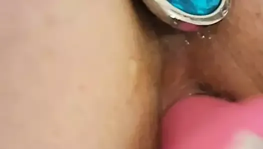 Shoving this huge dildo in my pussy