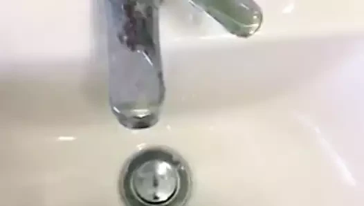 Boşalmak duvara vurdu