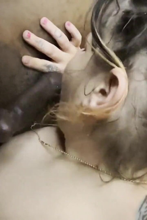 在把大黑屌插入我湿润的阴户之前, 先吮吸鸡巴