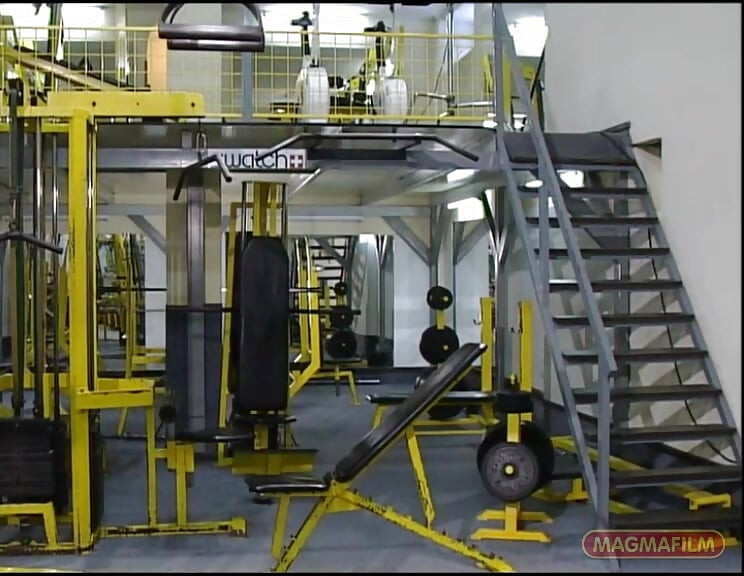 İkiz üvey kız kardeş izlerken spor salonunda hızlı sikiş