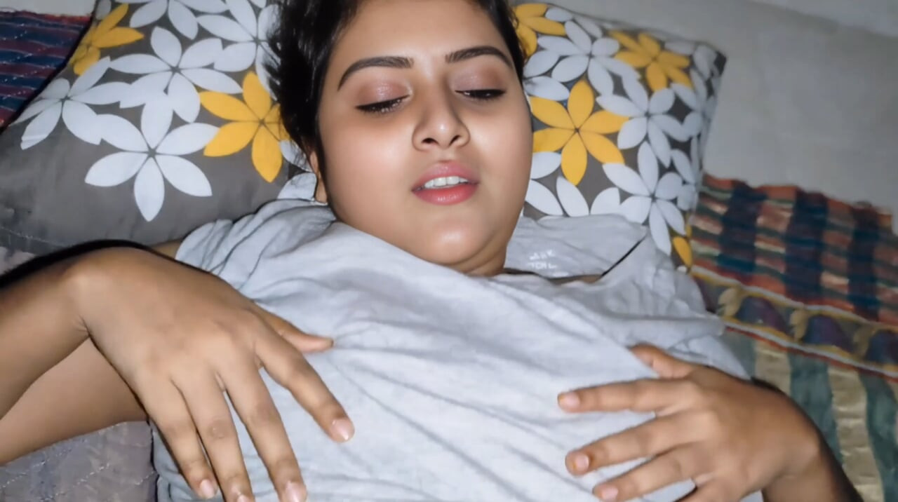 Video of fucking the indian deshi village beautiful maid in the house.