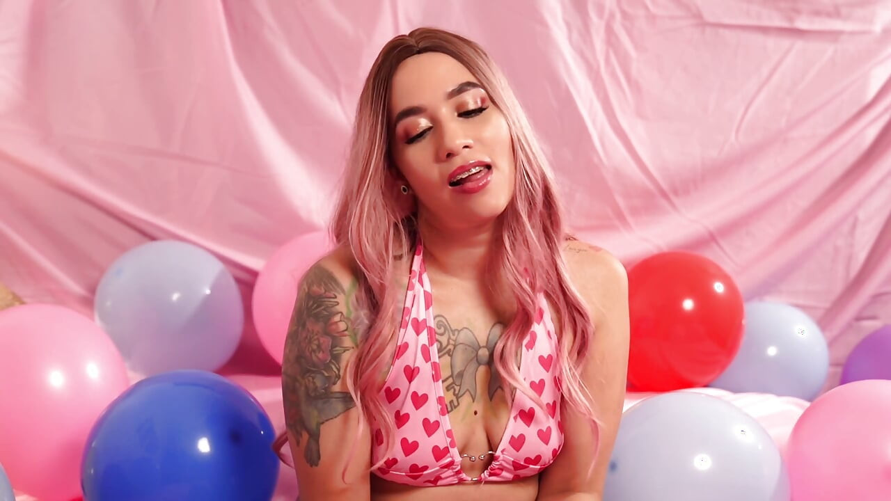 Neuken met mijn neukmachine en klaarkomen op veelkleurige ballonnen