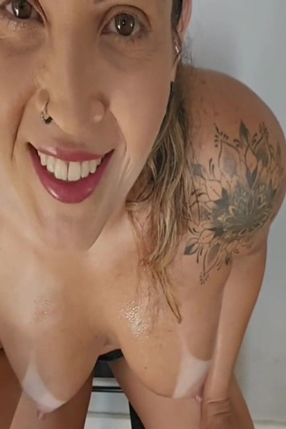 Agatha Mama - Solo dalam handjob berpandu yang akan meningkatkan hari anda, saya yang bertanggungjawab!